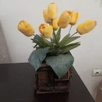 گلدان و گل مصنوعی