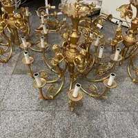 فروشنده، خریدار لوستر قدیمی و برنزی