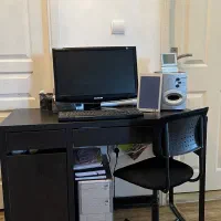 مانیتور و کیس و میز و صندلی