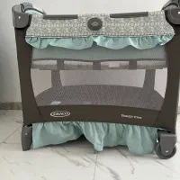 تخت پارک کنار مادر