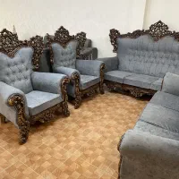مبل.     تینا