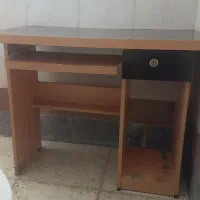 یک عدد میز کامپیوتر