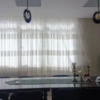 پرده  سلطنتی همراه با تاج