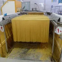 کارگر ساده در کارخانه ماکارانی با جای خواب و غذا
