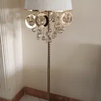 آباژور ایستاده