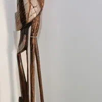 مجسمه چوبی ایستاده
