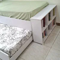 تختخواب میزبان مهمان کتابخانه‌دار