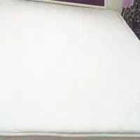 تخت دو نفره با تشک و دو تا پا تختی