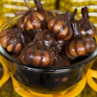زیتون ترشی و ترشک و لواشک