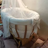 تخت کنار مادر