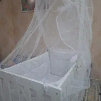 تخت کودک کنار مادر