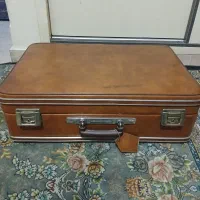 چمدان قهوه ای قدیمی