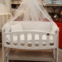 تخت گهواره شو کنار مادر