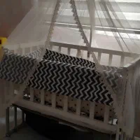 تخت کنار مادر