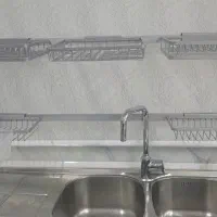 آبچکان پشت پنجره آلومینیومی نقره ای