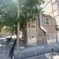 خانه ویلایی سر چهار راه با مغازه،مناسب ساخت