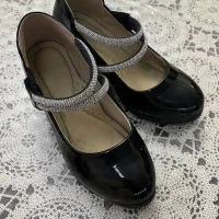 تعدادی کفش و کتونی و بوت دخترانه مارک دار خارجی