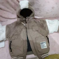 یک کاپشن بچه‌گانه ویک شلوار گرمکن