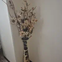 گلدان چوبی و گل مصنوعی