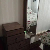 تخت خواب دو نفره با میز آرایش و یک عدد پاتختی