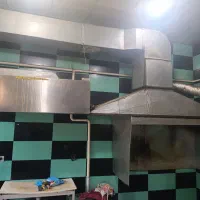 هواکش بزرگ‌ و سینک ظرفشویی