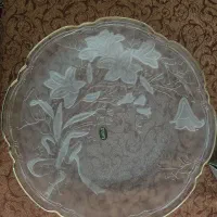 دیس شیشه ای قدیمی طرح برجسته سوسن نو