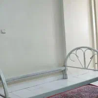 تخت فلزی محکم وسفید