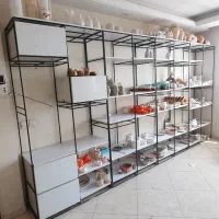 تعدادی قفسه فلزی با کفی ام دی اف زیبا و مستحکم