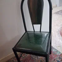 یک عدد صندلی  آهنی رنگ سبز