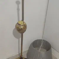 آباژور ایستاده