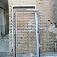 2 تا چار چوب دست دوم آهنی به همراه 3 در چوبی قدیمی