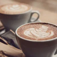 صندوقدار خانم- نیروی ساده آقا کار در کافه