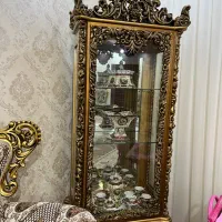 بوفه و ساغت ایستاده