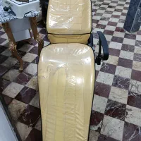 اینه دیواری و صندلی ارایشگاه