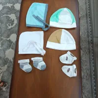 سرهمی و جوراب نوزادی