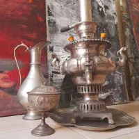 مجموعه نفیسی از سماور ذغالی برای دکور میز خاطرات