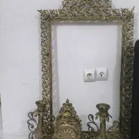 ساعت و آینه با میز زیر