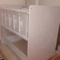 تخت کنار مادر