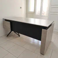 میز مدیریت لوکس و مدرن، فروش به دلیل جابه‌جایی