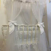 تخت کنار مادر