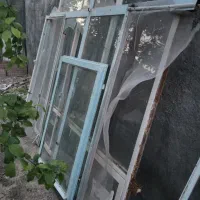 در چوبی سالم و تعدادی پنجره آهنی