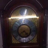 ویترین و ساعت قدی