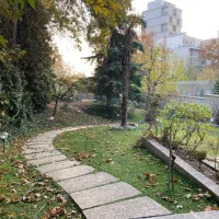 ۲۲۰متر با ۱۵۰متر حیاط اختصاصی