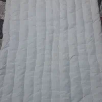 اسباب بازی بچه دنبال کار لحاف و تشک