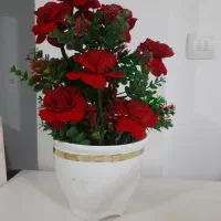 گلدان و گل مصنوعی