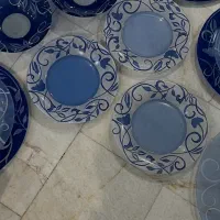 چینی بشقابها و خورش خوریها و دیسها استفاده نشده