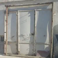 در حیاط ساختمان