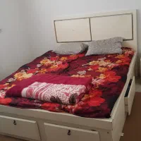 تخت دونفره و آیینه دراور و پاتختی