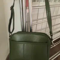 کیف  بند بلند چرم مصنوعی سبز و مانتو مشکی نو