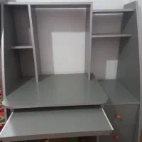 کتابخانه و میز کامپیوتر